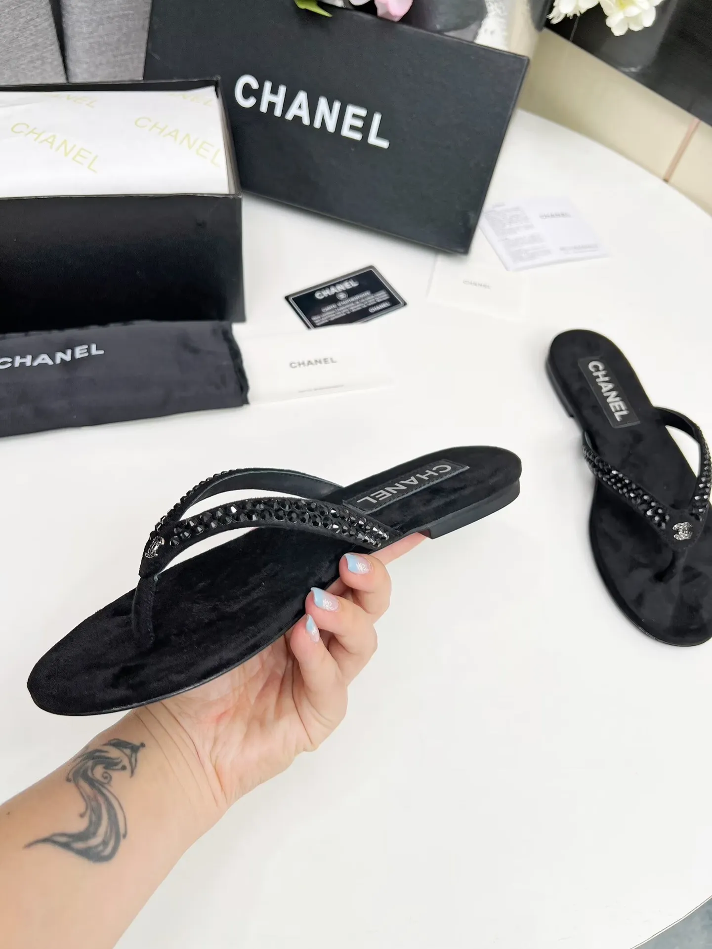 💕💕Factory direct selling price p440💕💕 Chanel new spring and summer genuine leather outsole flip-flops✅ I was really moved by this shoe when I first saw it💓 I liked it at first sight [surprised], 😊 and it has Chanel’s classic element diamond logo💎 Fabric: double-sided velvet Lining: cow lining Color: black Size: 35-41 (41 can be customized and non-returnable) Outsole: Made of genuine leather outsole Packaging: with card and cloth bag